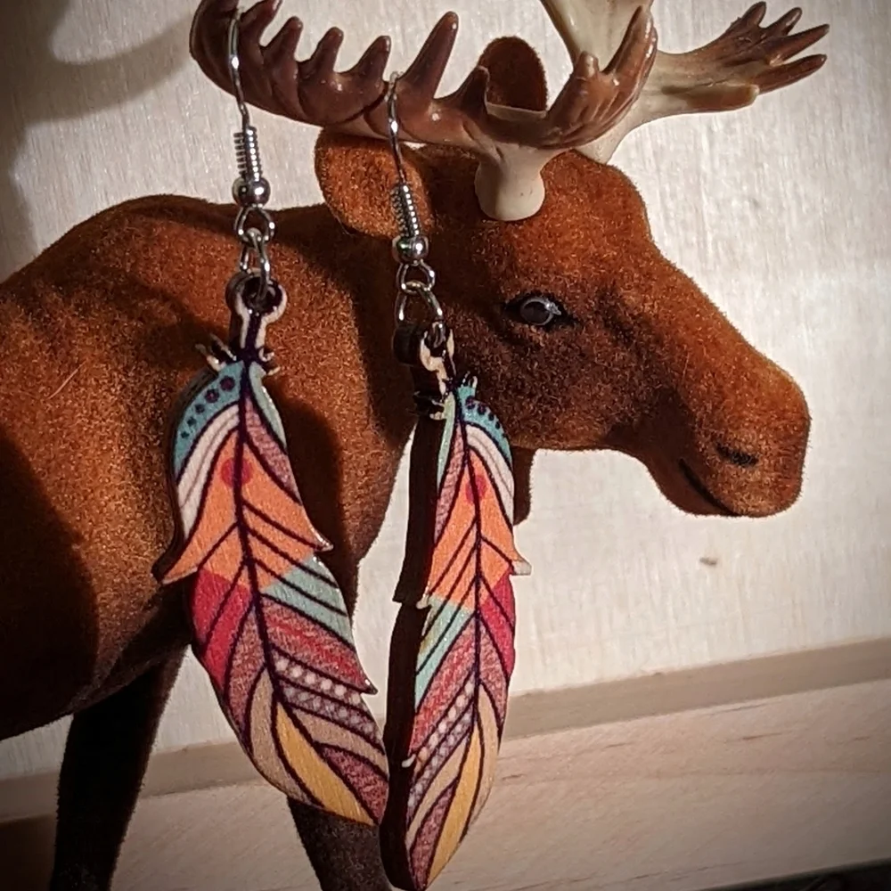 Pretty wood feather 🪶 shaped earrings - Picture 3 of 6